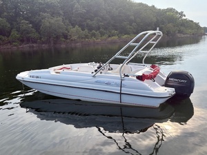 Starcraft Deck boat